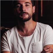 Laureato in giurisprudenza e attore teatrale offre lezioni su più materie. Artistiche e non